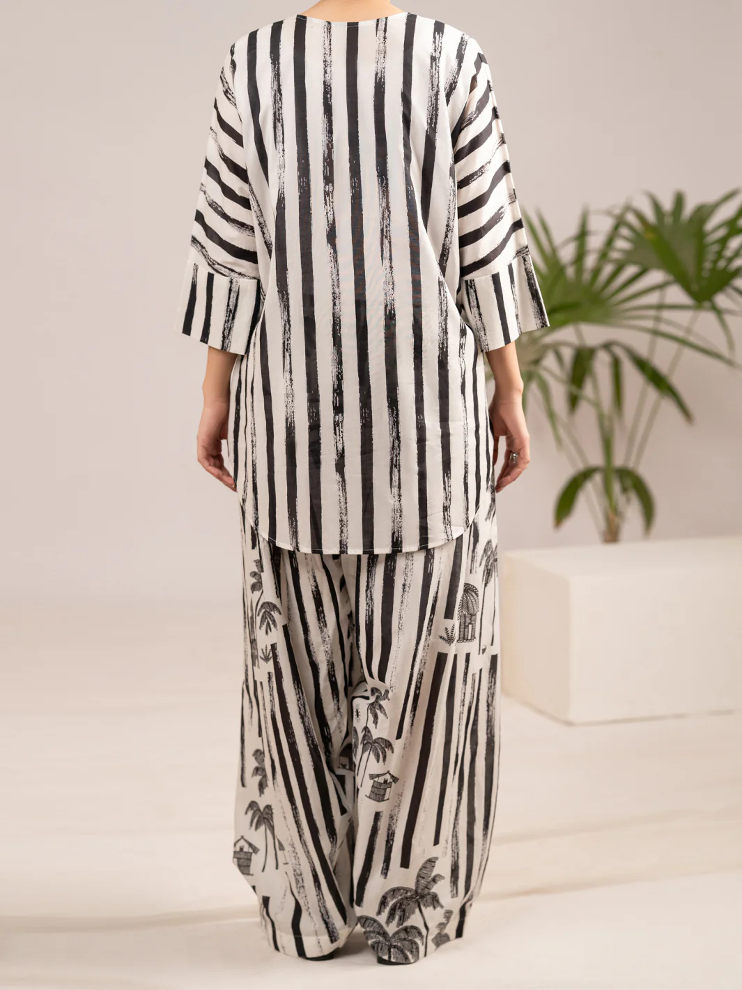 Black & White Lawn 2Pc Stitched - AL-2PS-LKS-1111 - Image 3
