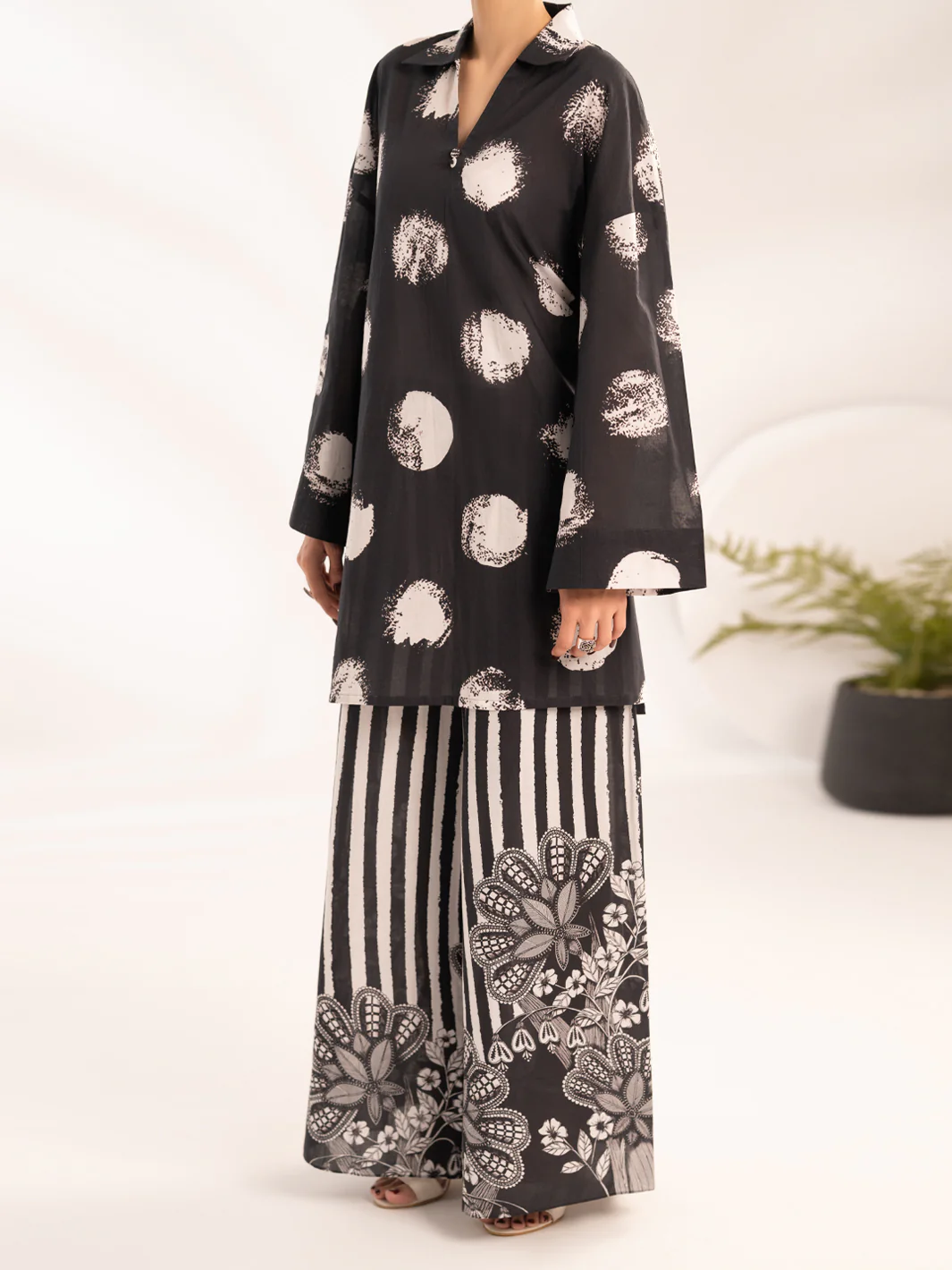 Black Lawn 2Pc Stitched - ALP-2PS-LKS-2526 - Image 4