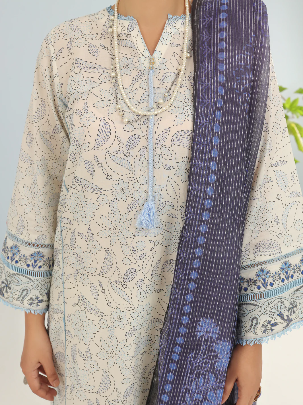 Off White Lawn 3Pc Unstitched - ALP-3PS-1884 - Image 3