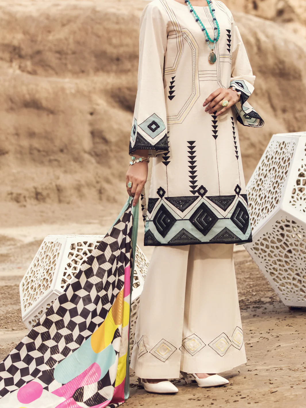 Off White Karandi 3Pc Stitched - AWP-3PS-353 - Image 3