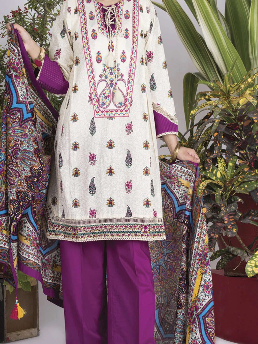 Off White Lawn 3Pc Stitched - ALP-712